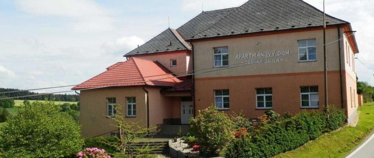 Svetlik Apartmanovy Dum Obecna Skola מראה חיצוני תמונה