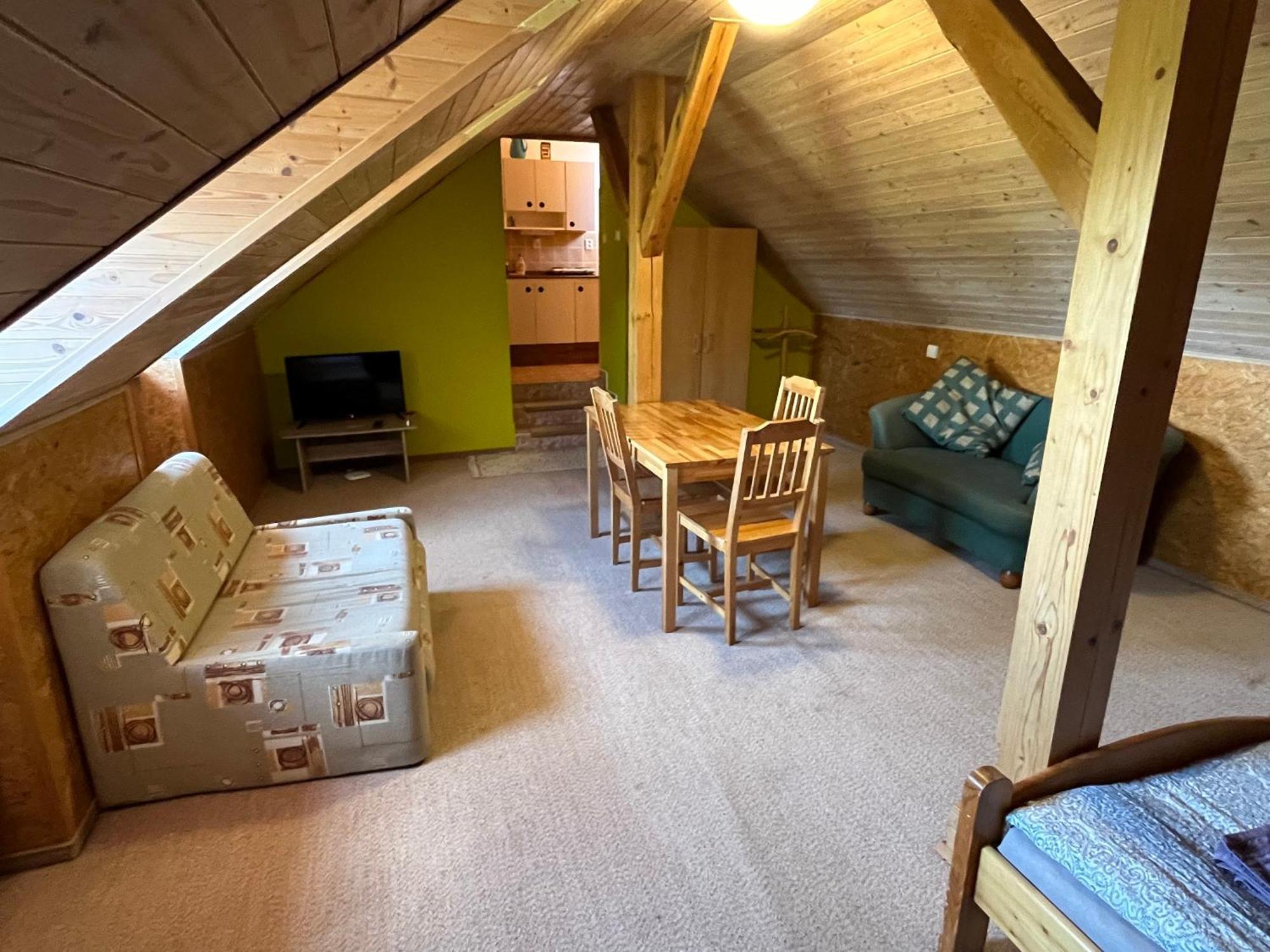 Svetlik Apartmanovy Dum Obecna Skola מראה חיצוני תמונה