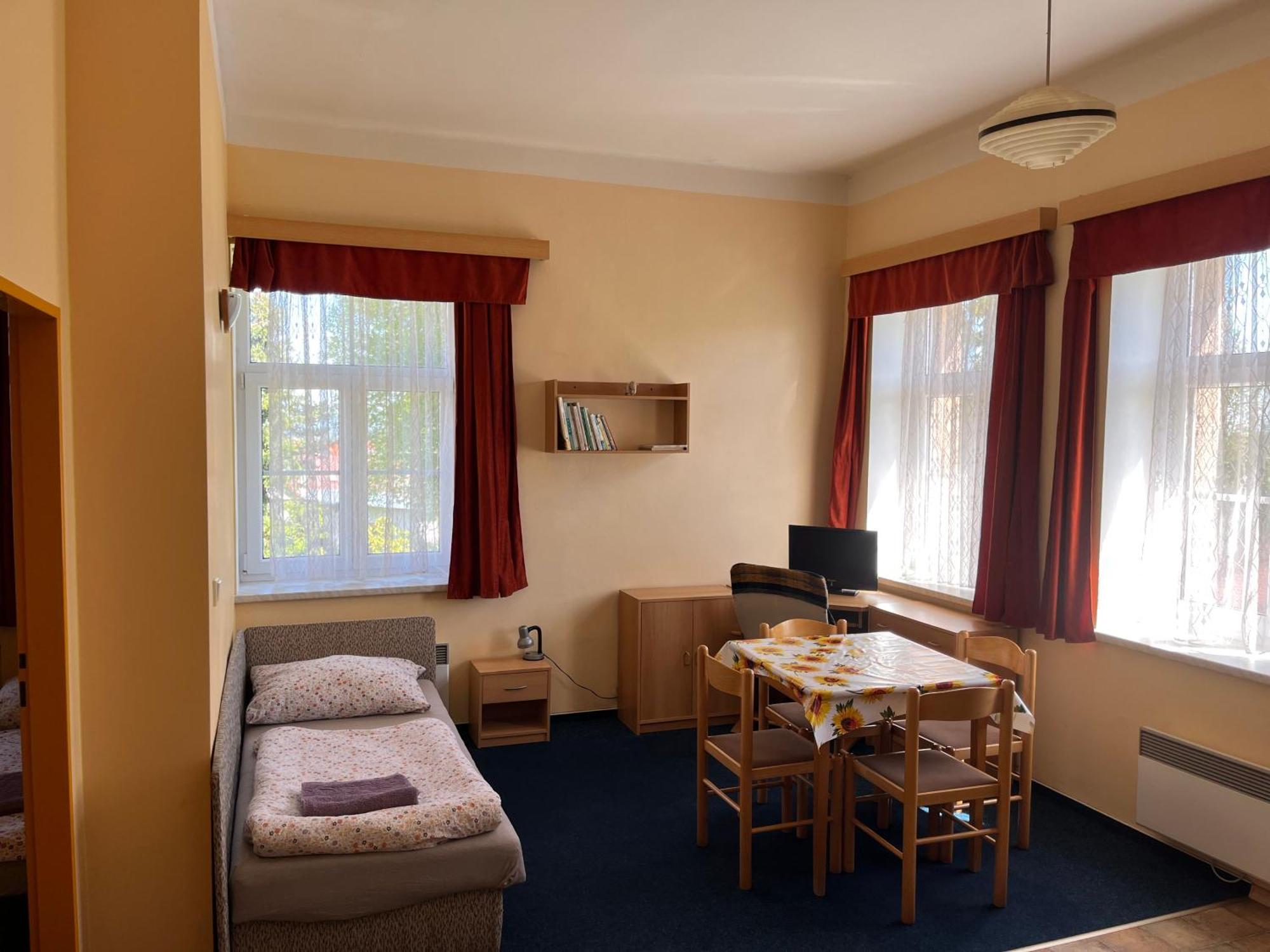 Svetlik Apartmanovy Dum Obecna Skola מראה חיצוני תמונה