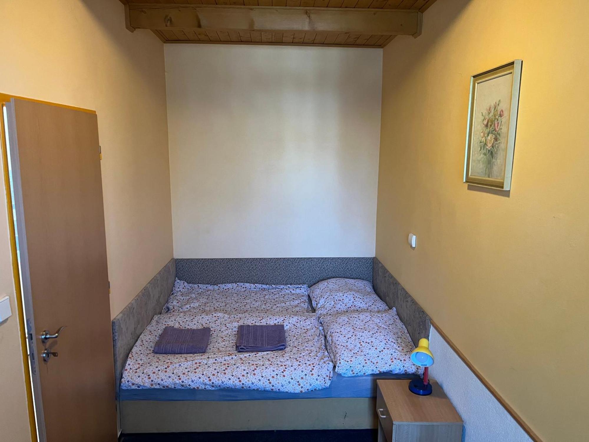 Svetlik Apartmanovy Dum Obecna Skola מראה חיצוני תמונה